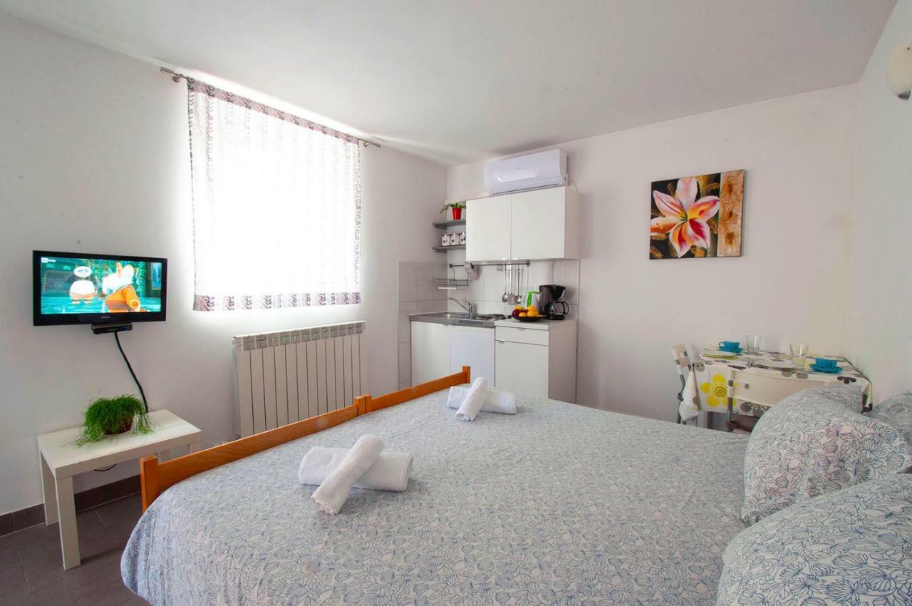 Apartment Dva Oriha Funtana Luaran gambar