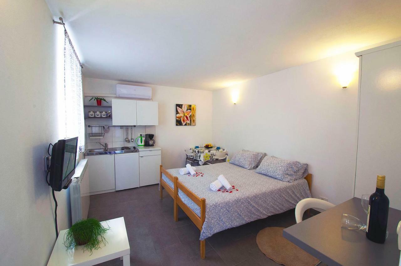 Apartment Dva Oriha Funtana Luaran gambar