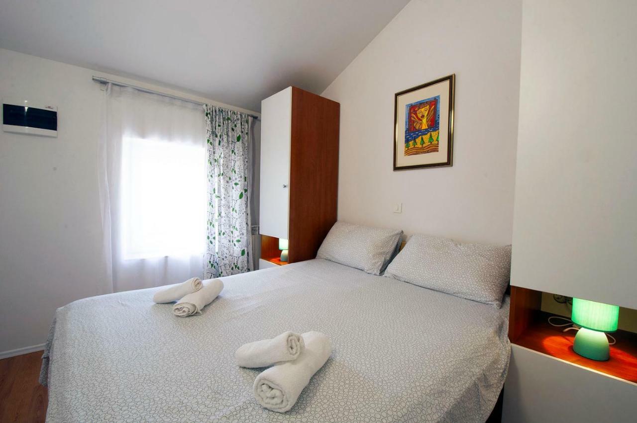 Apartment Dva Oriha Funtana Luaran gambar