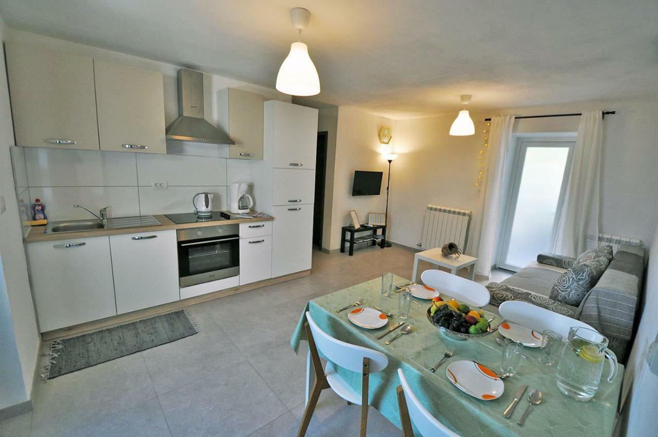 Apartment Dva Oriha Funtana Luaran gambar