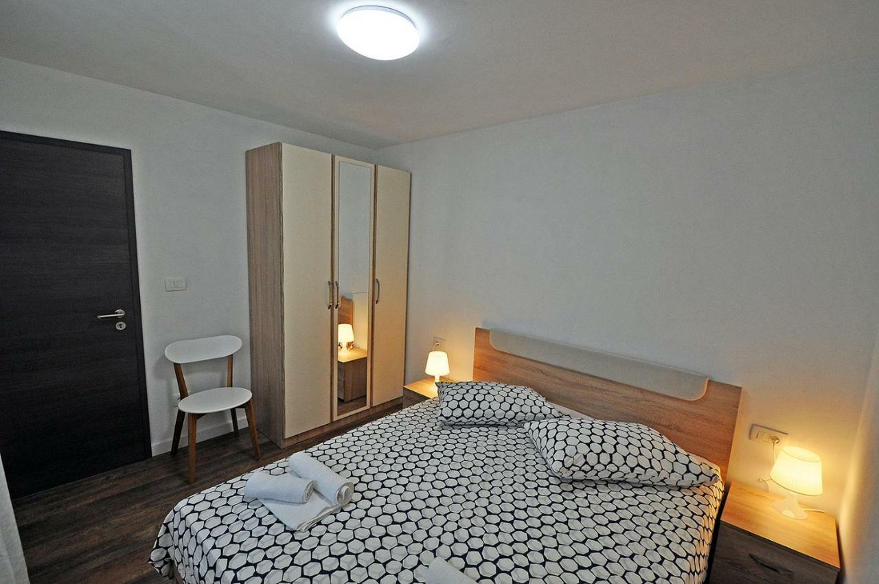Apartment Dva Oriha Funtana Luaran gambar